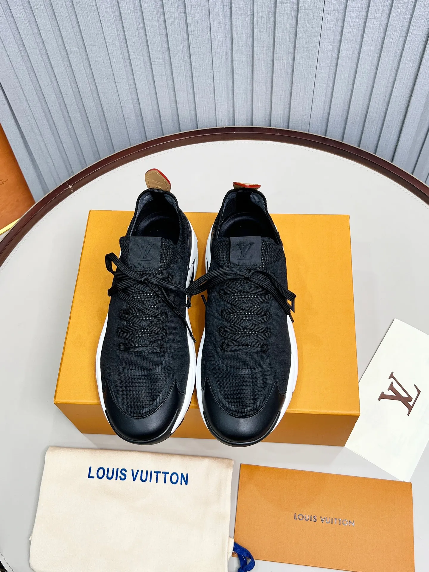 Top version: 560💰 LV Louis Vuitton L Jialu brand Runner Tatic series thick-soled casual sports shoes running shoes Original purchase development and production This LV Runner Tatic sports shoe is blended with fly-knit fabric material to interpret the inspiration of traditional mountaineering shoes. The LV letters are written on one side, the Louis Vuitton logo, and the light and wear-resistant rubber outsole complete the whole package. The delivery counter is exquisitely packaged🛍📦 ▪️Fabrics: Original imported custom fly-knit fabric ▪️Inner lining: Original custom-made breathable mesh ▪️Sole: Original molded anti-slip rubber combination material ▪️Sole thickness: 4CM ▪️Size: Men's 39-45